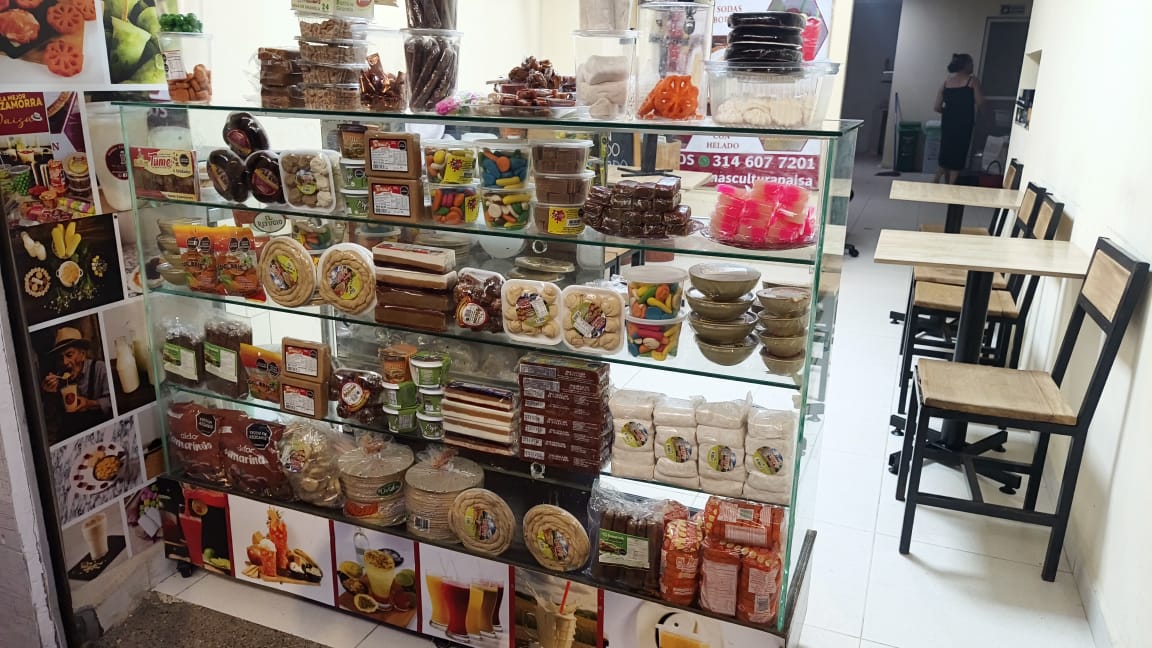 Fachada y punto de venta MazMas en Itagüí